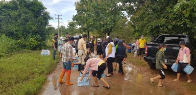 วันจันทร์ที่ 3 ตุลาคม 2565 เทศบาลตำบลจักราช มอบถุงยังชีพและน้ำดื่มบริโภค ในด้านการป้องกันและบรรเทาสาธารณภัยเป็นการเร่งด่วน กรณีเกิดอุทกภัยน้ำท่วมฉับพลันจากพายุไต้ฝุ่น “โนรู” ในเขตพื้นที่เทศบาลตำบลจักราช